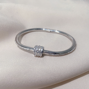 Screw close clasp bangle