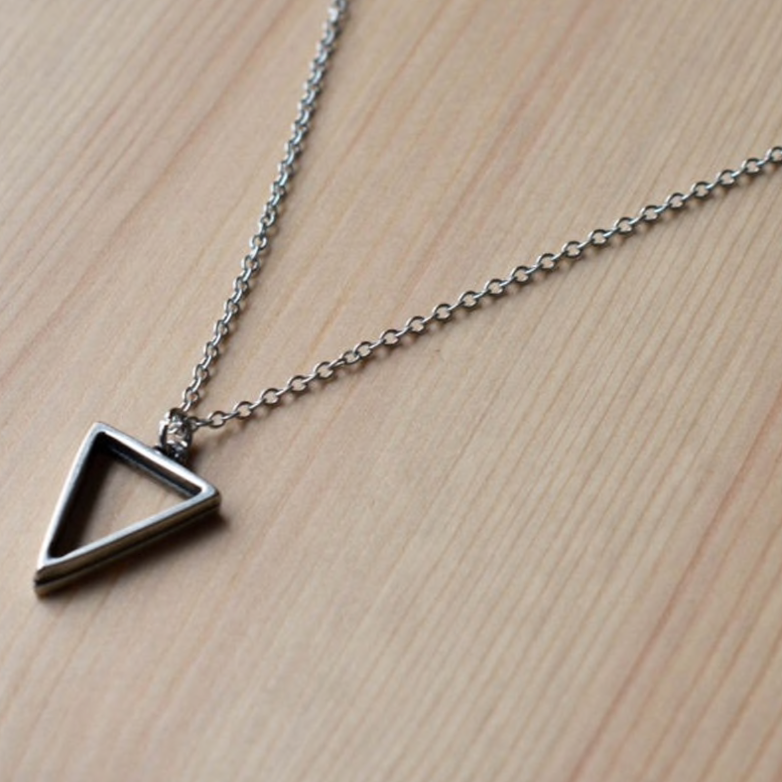 Minimal Triangle Necklace